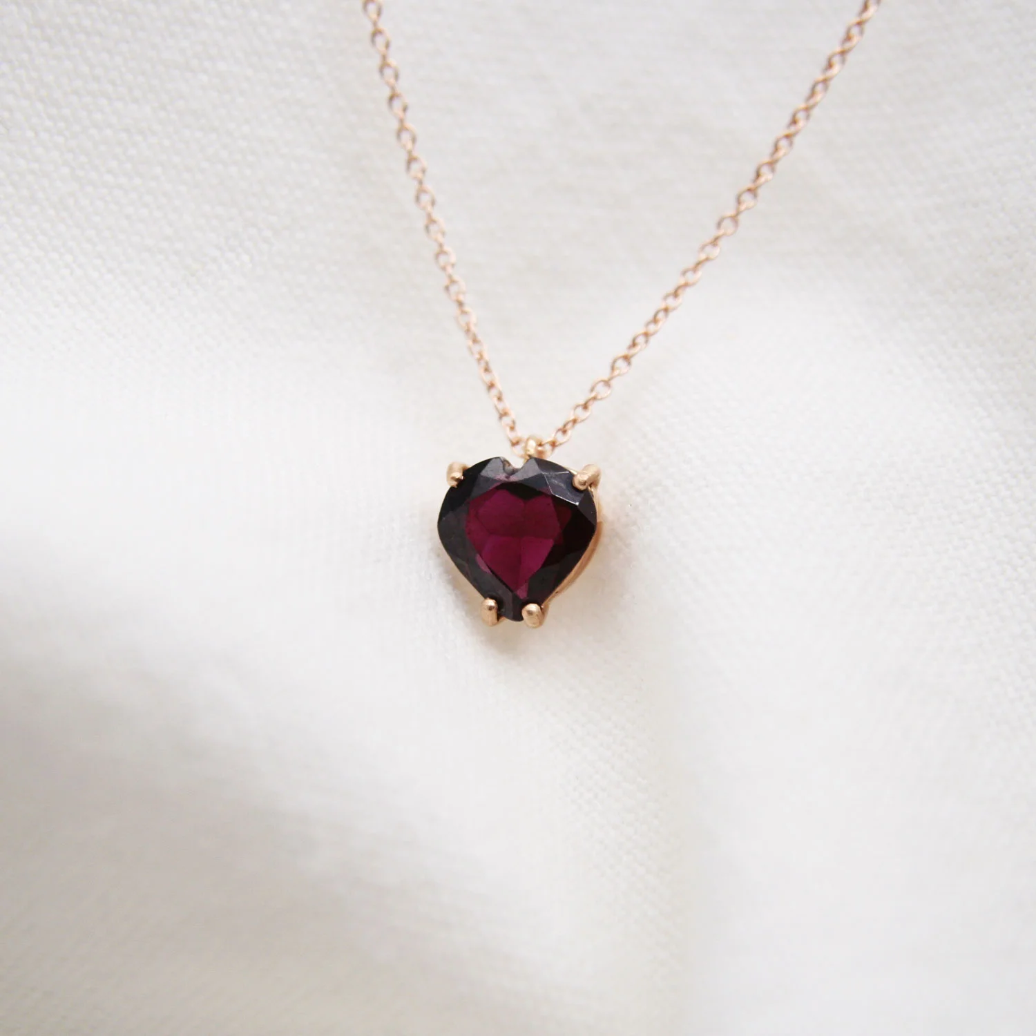 Collana a forma di cuore in oro con ciondolo a forma di cuore e gemma di granato - Italia